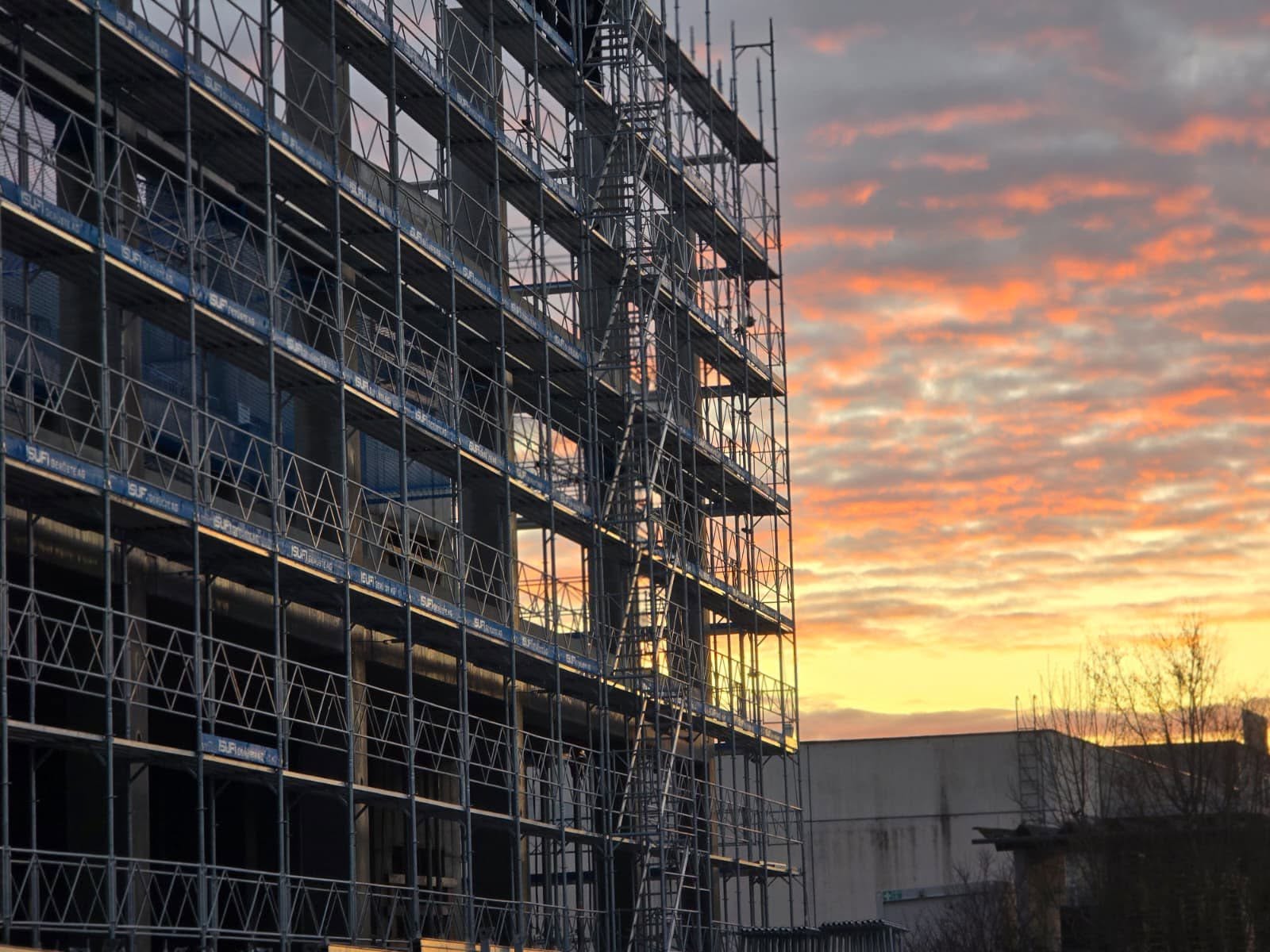 Isufi Gerüste AG Referenz bei Sonnenuntergang